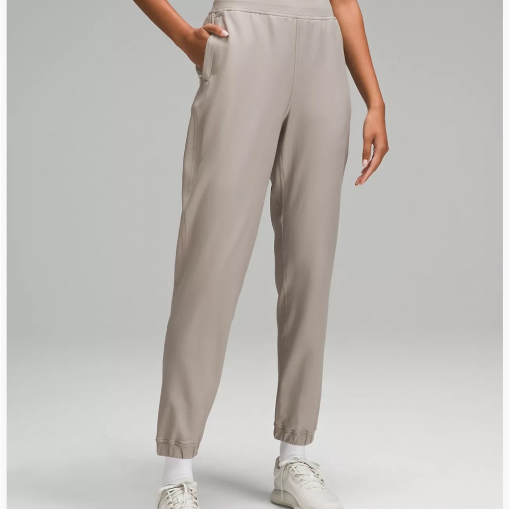 Adapted state hr fleece jogger in size 2 river stone color